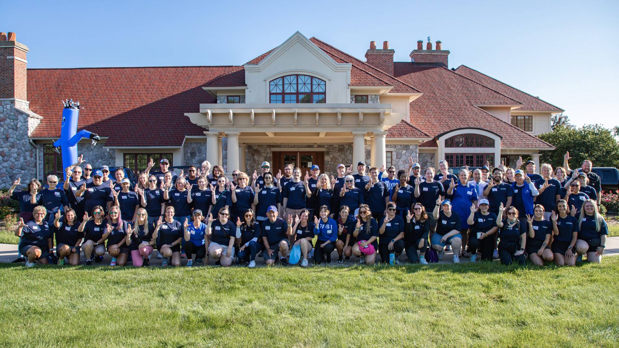 2024 GVSU move-in alumni volunteers pose for a group photo outside of alumni house